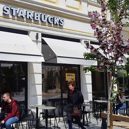 2-level Big Space Near Beach, Bars, Walking Street דירה וארנה